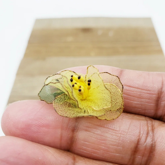 Vintage Floral Earrings • Yellow Flowers • Screwback - Picture 4 of 5